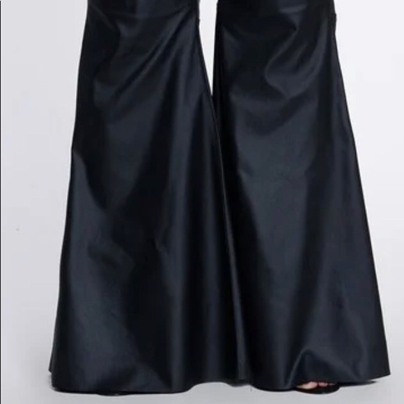 Plus size stretch faux leather pants - Picture 4 of 5